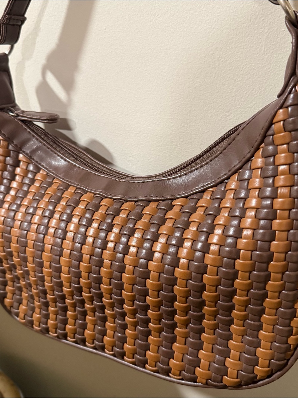 two-toned brown woven faux leather medium shoulder bag purse brand new - Picture 3 of 7